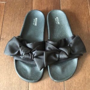 Satin bow pool slides